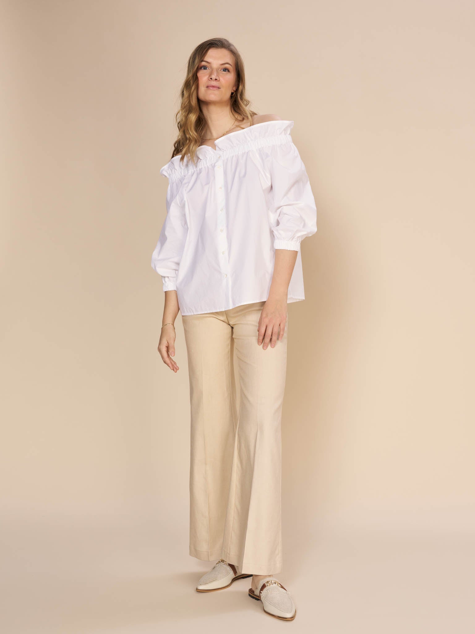 Modelshot / White / Detail